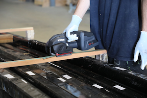 Signode's battery-powered hand tool for plastic strapping Signode's battery-powered hand tool for plastic strapping